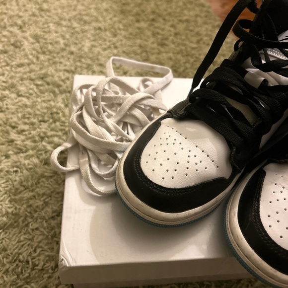 Jordan 1 University Blue (women’s) size 6 - Picture 4 of 10